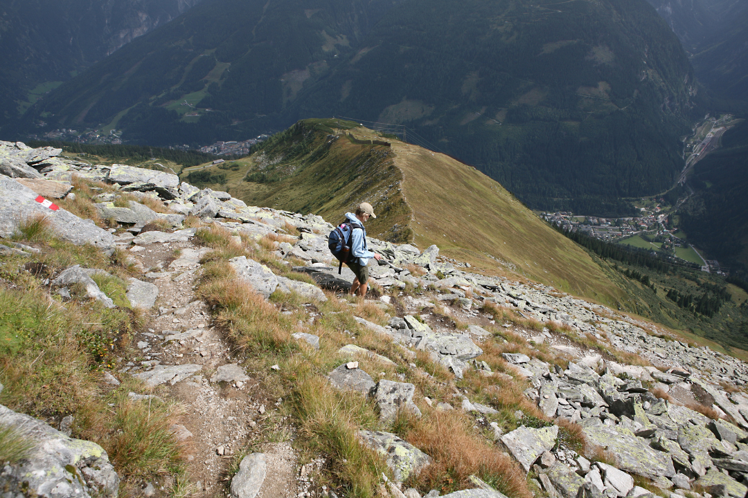 Comment mieux marcher en descente ?